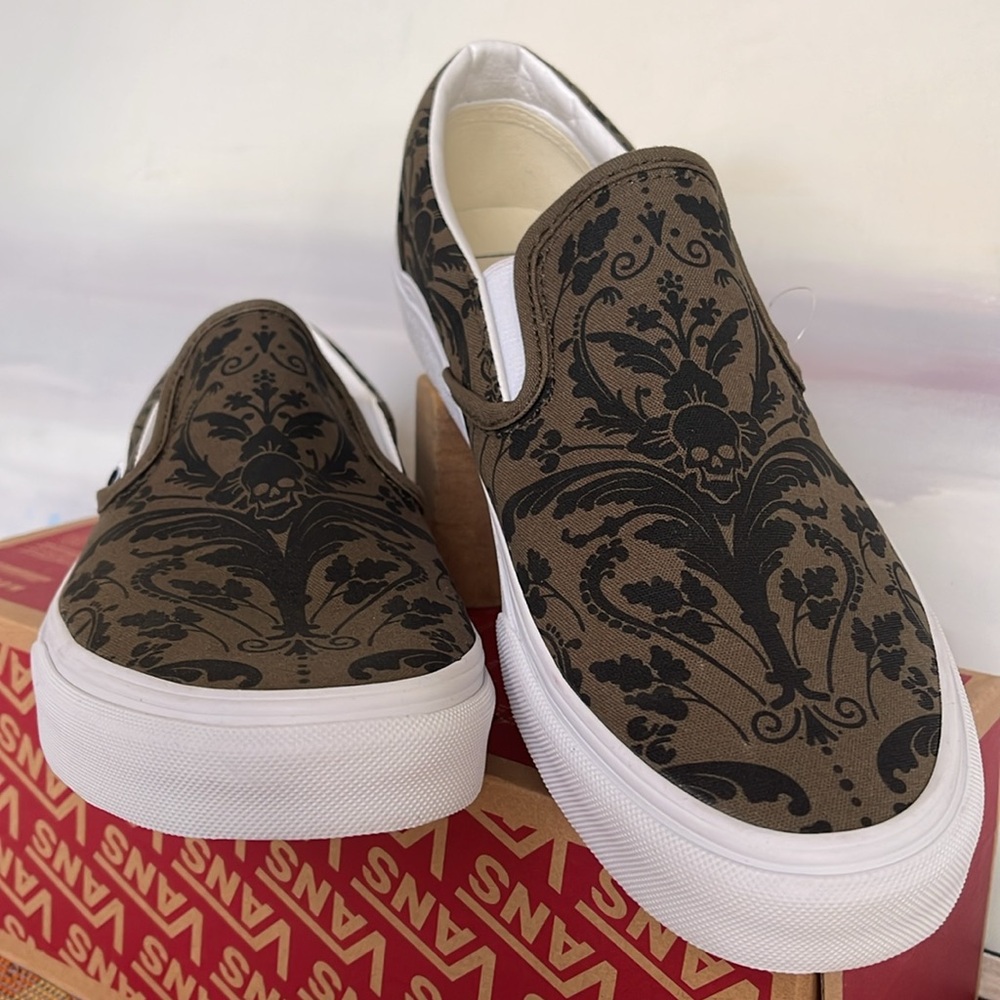Vans WMNS Classic Slip-On
Skull Tapestry Grape Leaf
VN0A5A080FI
Sneakers - Picture 8 of 16